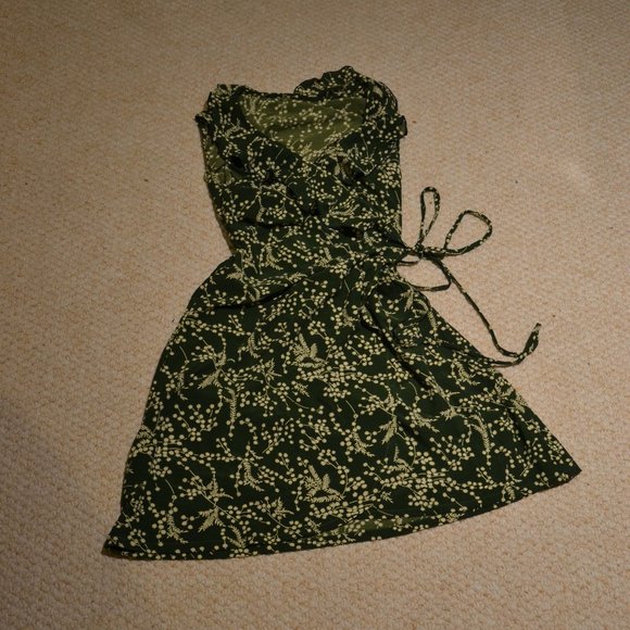Green floral wrap around dress NWOT - Picture 2 of 6